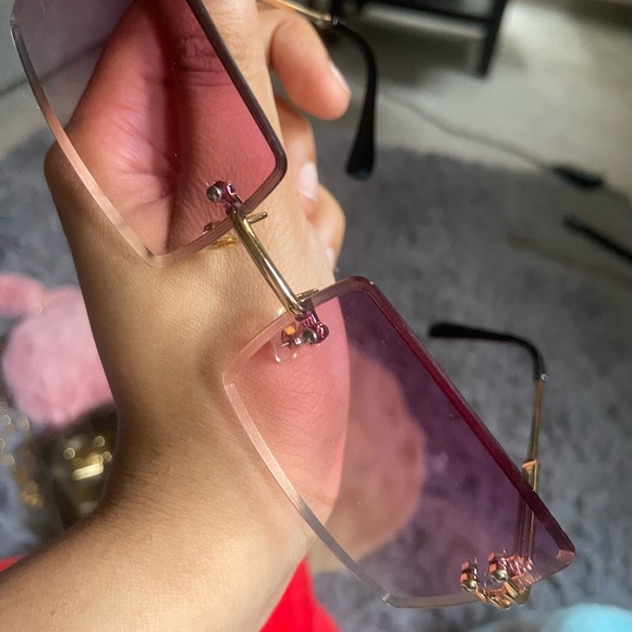 🕶️ - Picture 2 of 2